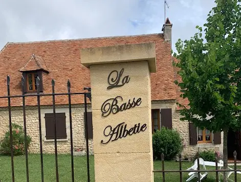 nom de maison en métal sur poteau de clôture